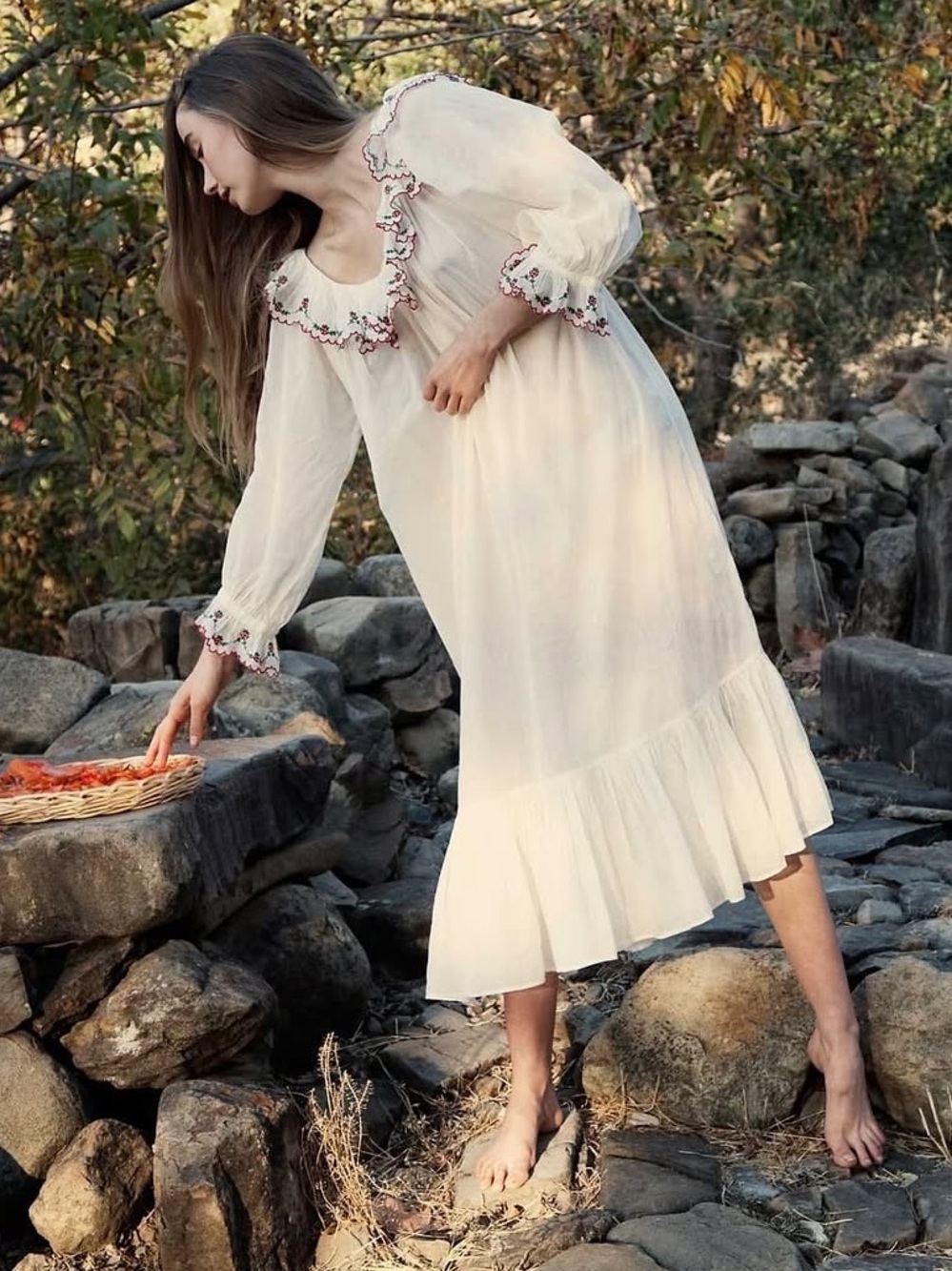 Doen white Solaris with embroidered strawberries